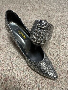 Vintage 80s Silver Metallic Pointed Toe Women's Pumps with silver heel accent